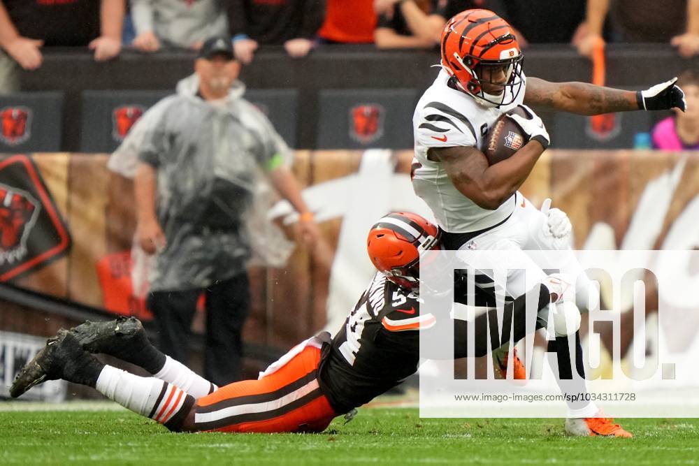 Syndication: Akron Beacon Journal Cleveland Browns defensive end Ogbo  Okoronkwo (54) tackled Cincinn