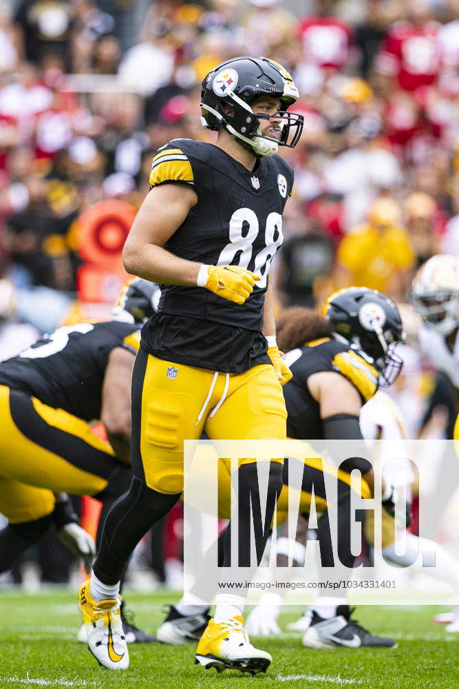 Pittsburgh Steelers tight end Pat Freiermuth (88) runs off of the