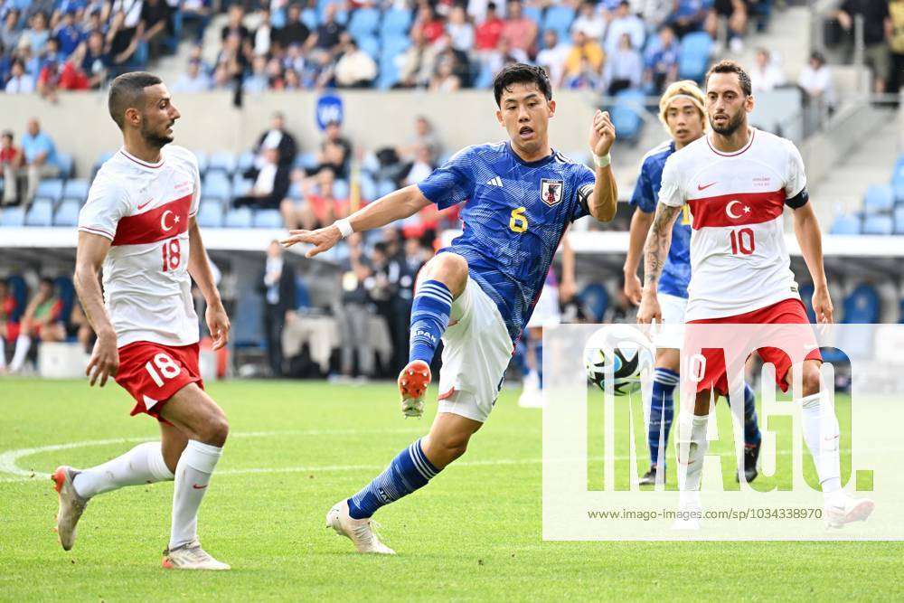 230912 Japan vs Turkey Wataru Endo of Japan battles for the ball with Onur  Bulut of