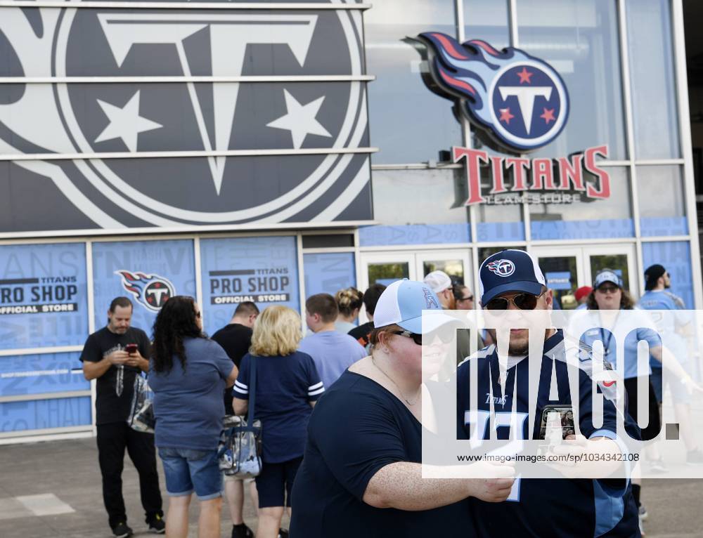 Syndication: The Tennessean Tennessee Titans fans Anthony and Kristen Dye,  front, take a selfie befo