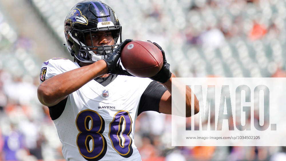 Baltimore Ravens tight end Isaiah Likely (80) warms up prior to an