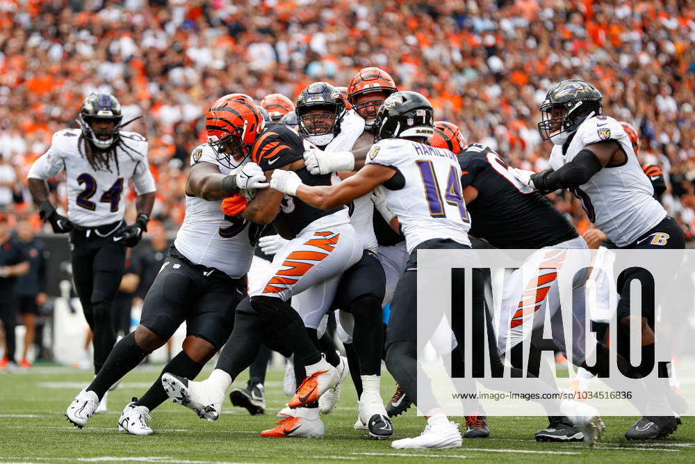 CINCINNATI, OH - SEPTEMBER 17: Cincinnati Bengals running back Joe Mixon  (28) carries the ball