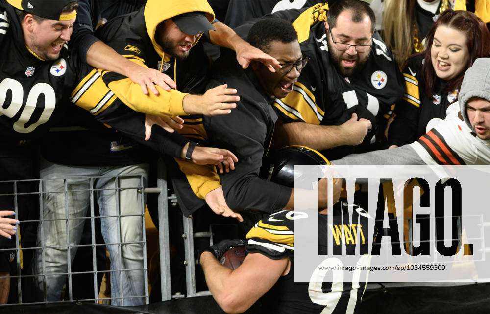 Pittsburgh Steelers linebacker T.J. Watt (90) celebrates with the Pittsburgh  Steelers fans after