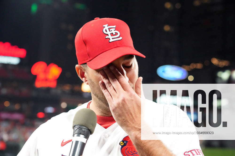 St. Louis Cardinals starting pitcher Adam Wainwright wipes his