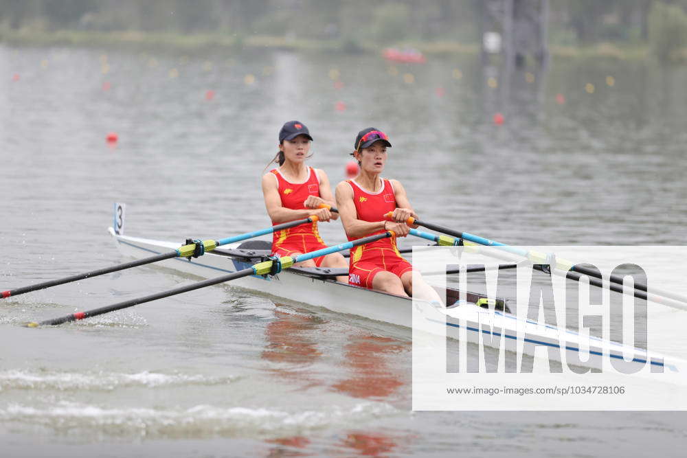 HANGZHOU, Sept. 24, 2023 -- Zou Jiaqi and Qiu Xiuping of China compete ...