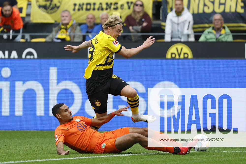 230924) -- DORTMUND, Sept. 24, 2023 -- Julian Brandt (top) of