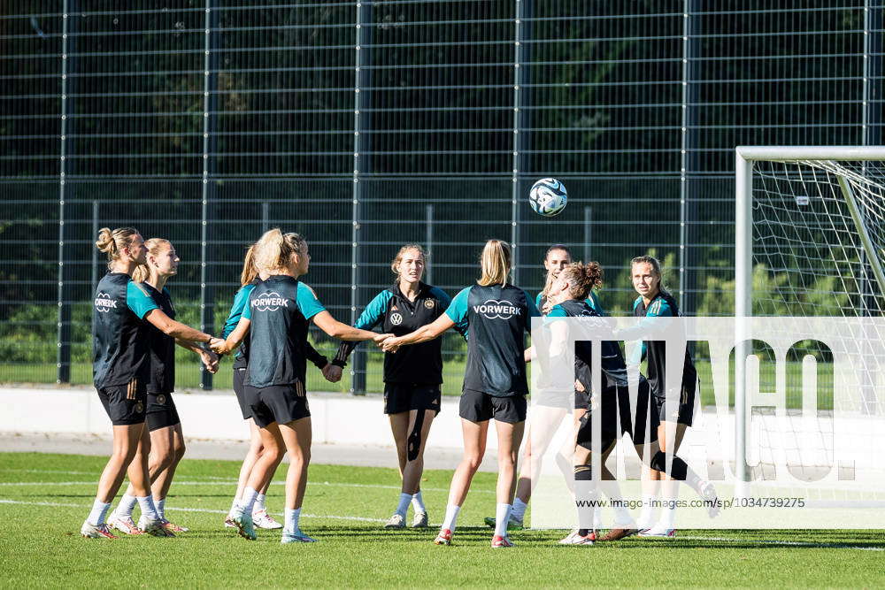 DFB Women Training 24 09 2023 The players hold hands in two groups and ...