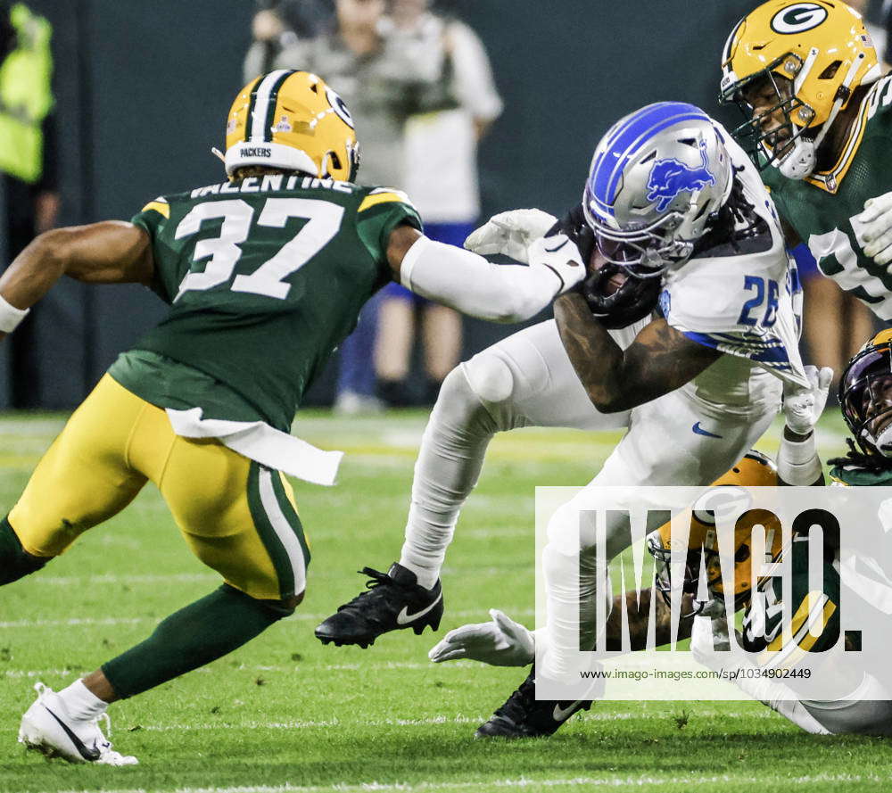 Detroit Lions running back Jahmyr Gibbs (R)runs on Green Bay