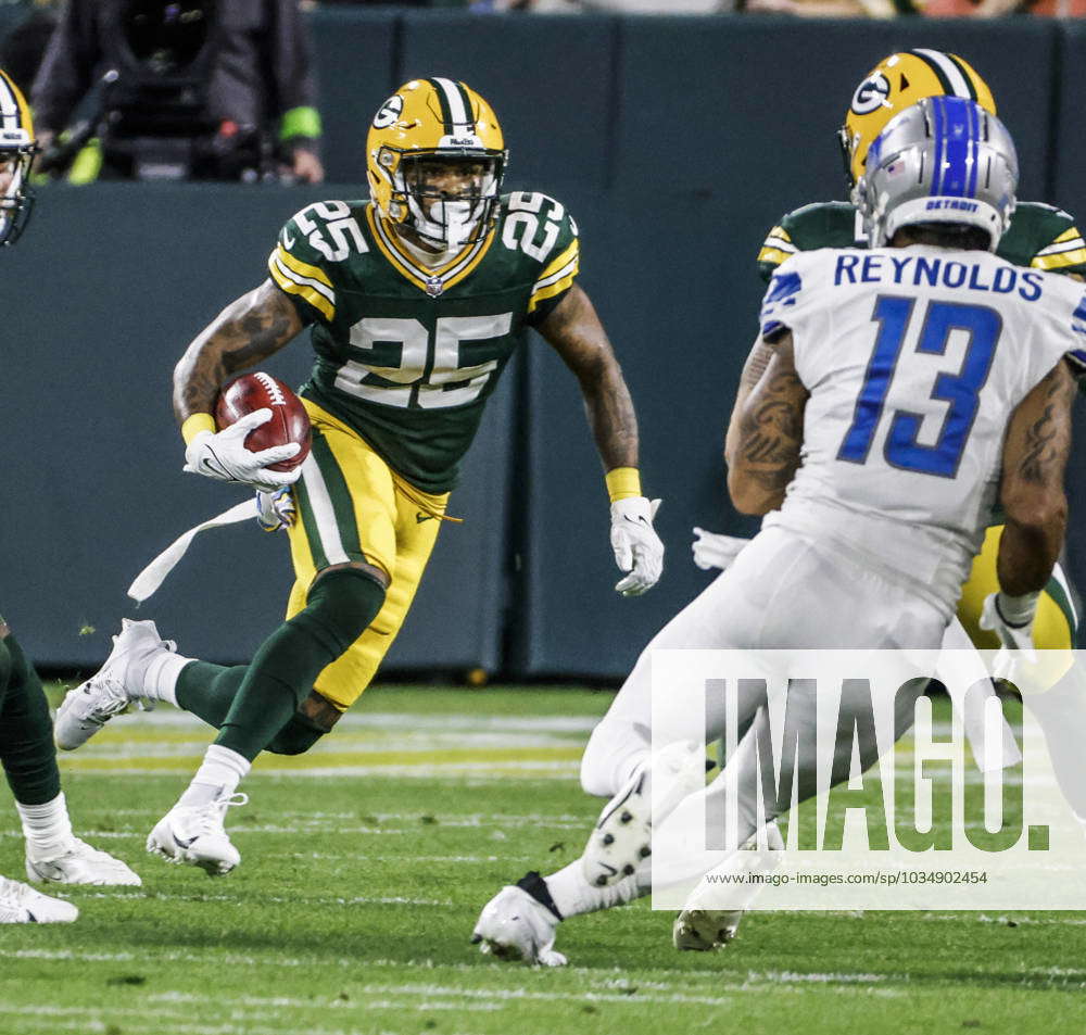 Green Bay Packers cornerback Keisean Nixon (L) runs the ball on a kickoff  return after the