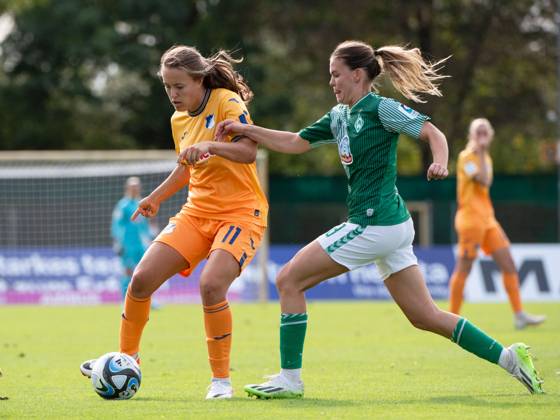 Mara Alber TSG Hoffenheim, 11 in duel with Alara Sehitler FC Bayern ...