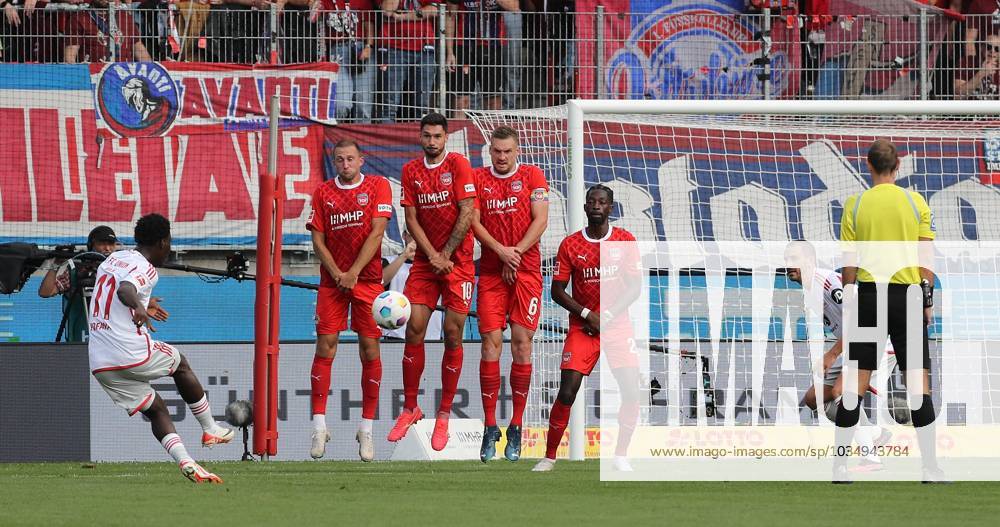 David Datro Fofana 1 FC Union Berlin taking free kick, Tim Siersleben 1 ...