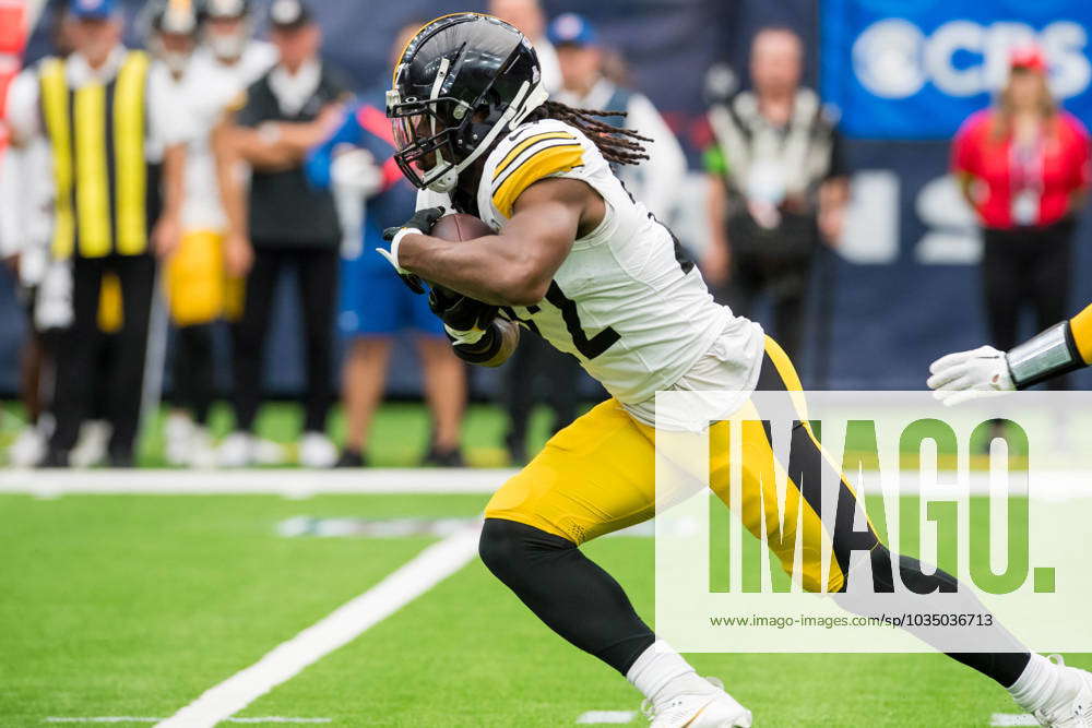 Pittsburgh Steelers running back Najee Harris (22) goes over the