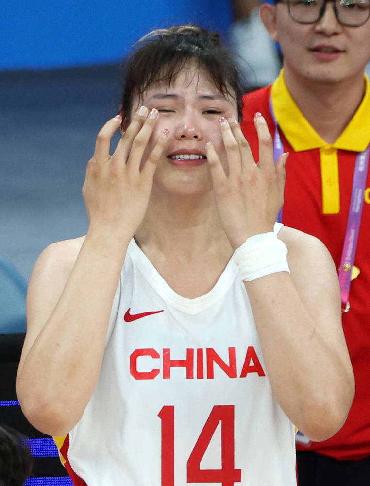 (231006) -- HANGZHOU, Oct. 6, 2023 -- Li Yueru of China reacts after ...