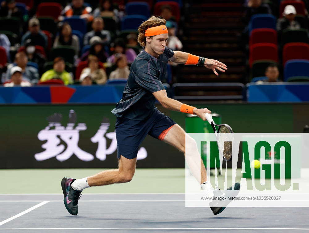 231011) -- SHANGHAI, Oct. 11, 2023 -- Andrey Rublev returns the