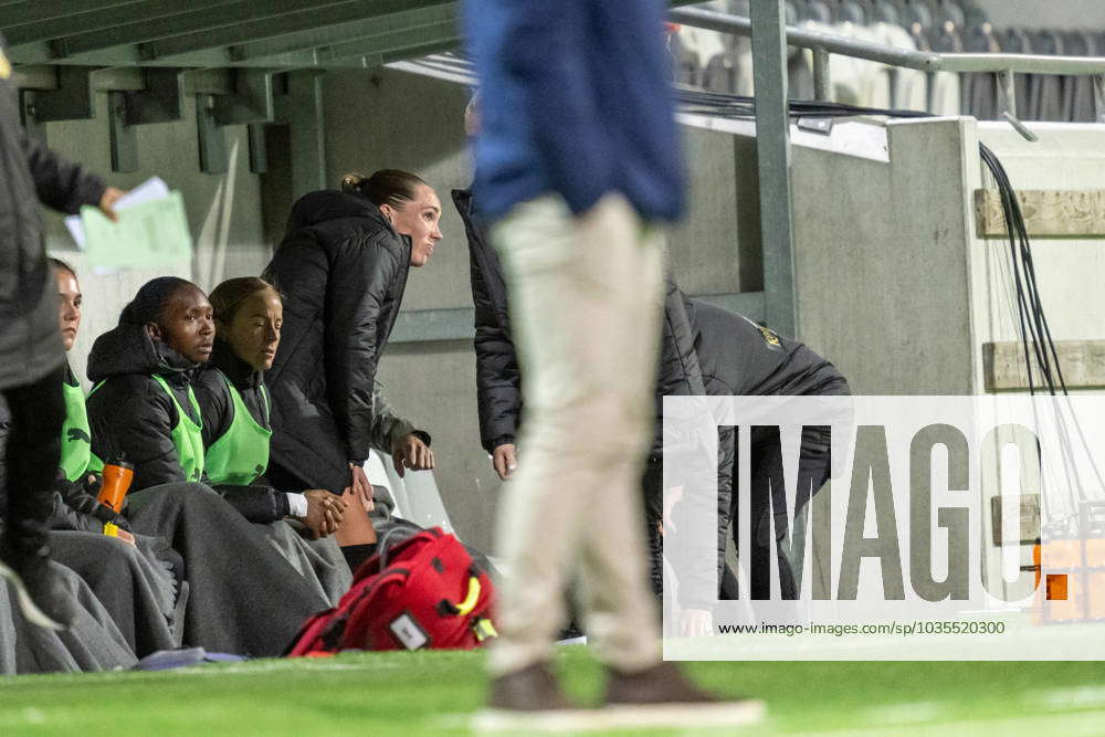 231011 Elin Rubensson of Häcken at the bench after an injury