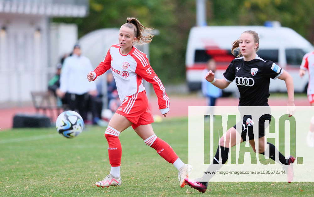 Laura Gloning 27, FC Bayern München II on the ball, Lea Wolski 6, FC ...