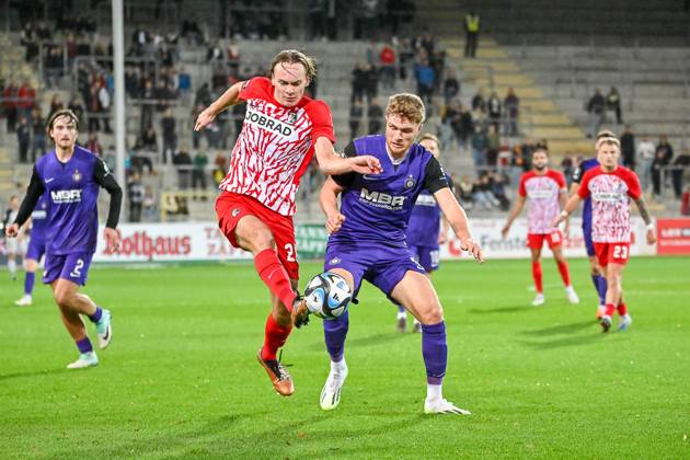 Ryan Nils Johansson SC Freiburg II, 28 on the ball and duel with Marco ...