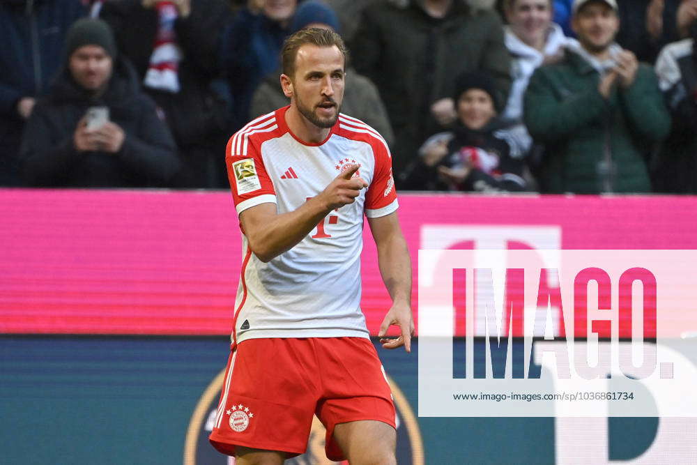 Goal celebration Harry KANE Bayern Muenchen after goal to 1 0, cheering ...