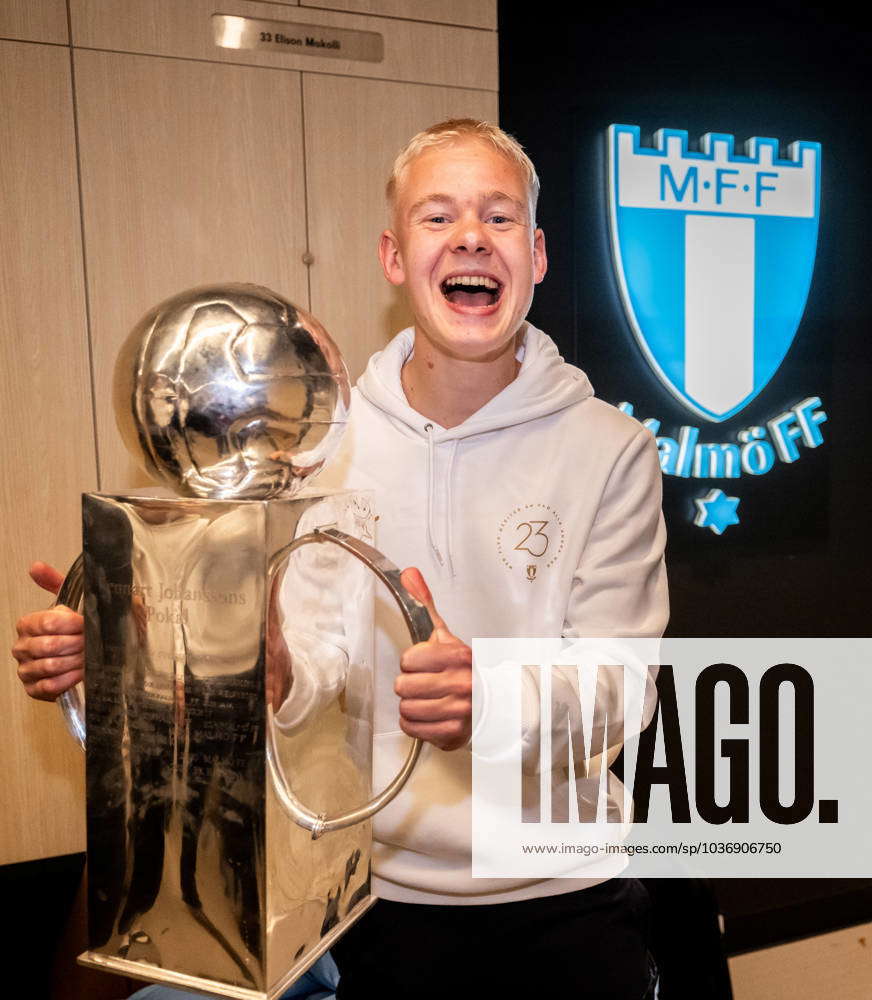 231112 Malmö FFs Otto Rosengren cheers with Lennart Johanssons trophy ...