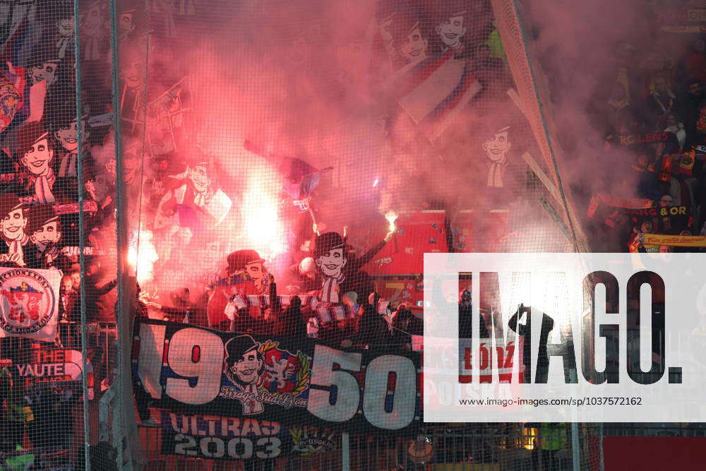 Supporters De L Olympique Lyonnais Lors Du Match Rc Lens Olympique Lyonnais Ligue Stade