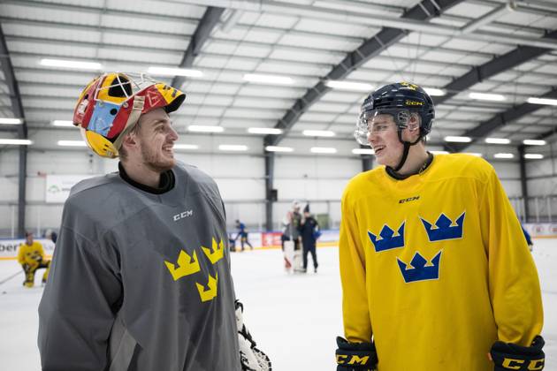231214 Goaltender Hugo Hävelid and Mattias Hävelid of the Swedish under