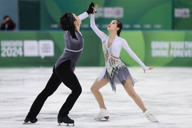 GANGNEUNG, Jan. 30, 2024 -- Liu Tong Ge Quanshuo of China perform ...
