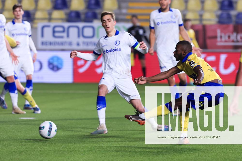 240201 STVV vs KAA Gent Aboubakary Koita (7) of STVV scores the 3