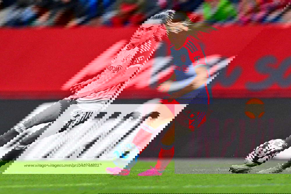 Samantha Kerr FC Bayern Munich, FCB, 26 on the ball, cropped, full body