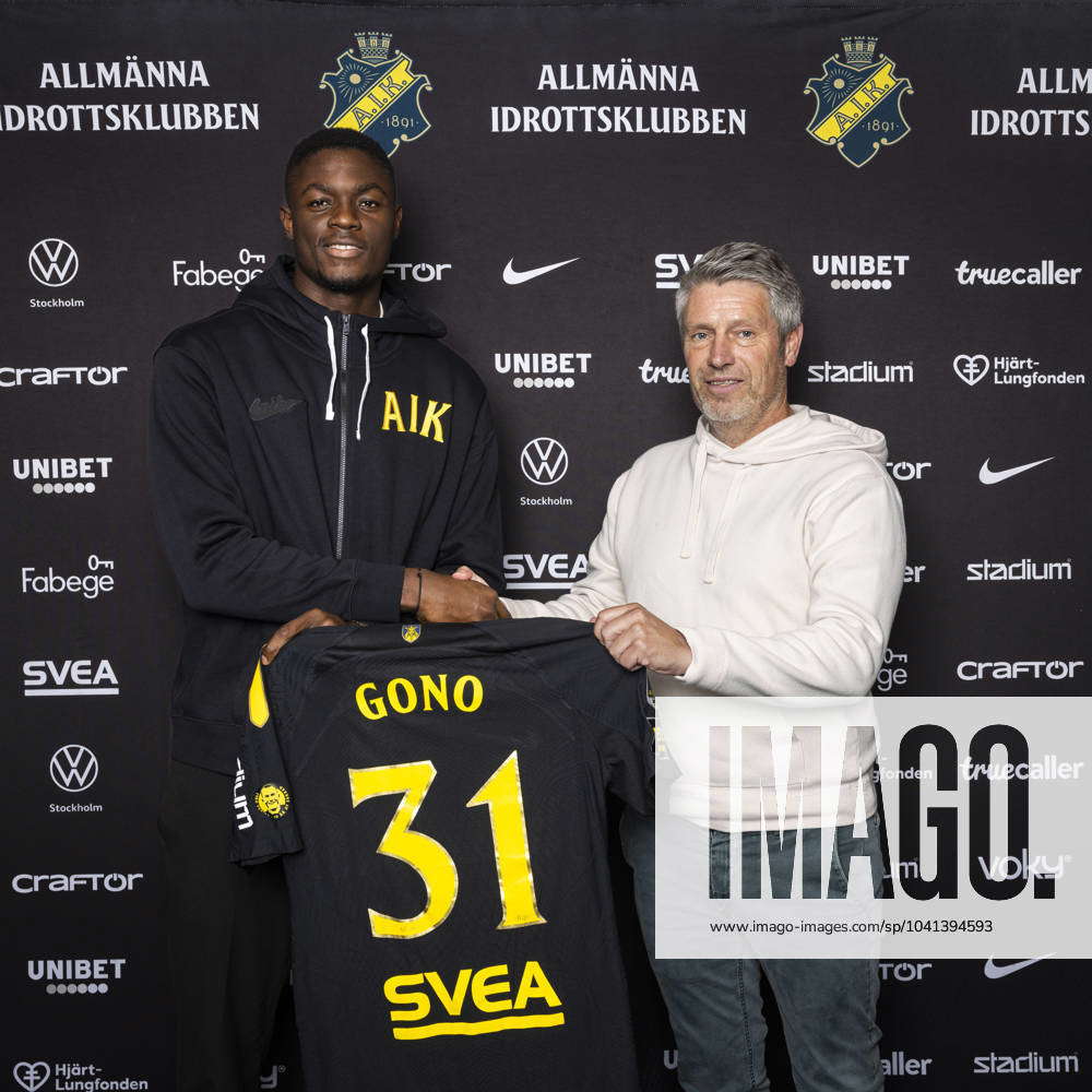 240226 Emmanuel Gono and AIK sports director Thomas Berntsen pose