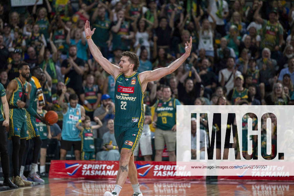 NBL JACKJUMPERS HAWKS, Tasmania Jack Jumpers Will Magnay gestures to