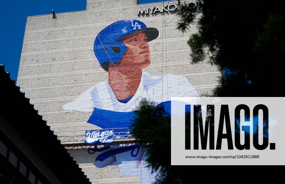 Syndication: USA TODAY Artist Robert Vargas works on a mural of Shohei ...