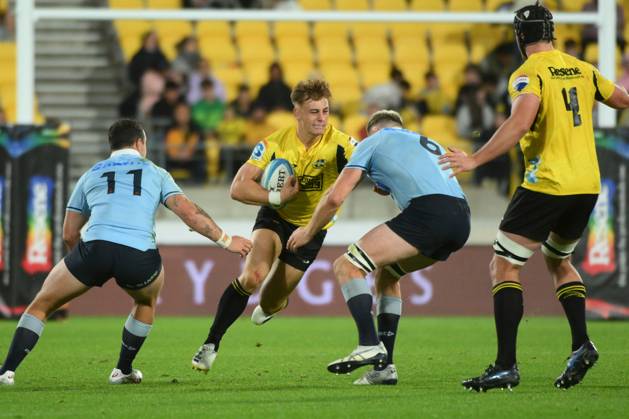 Hurricanes Rugby 11 SUPER RUGBY HURRICANES WARATAHS, Ruben Love of the Hurricanes passes ...