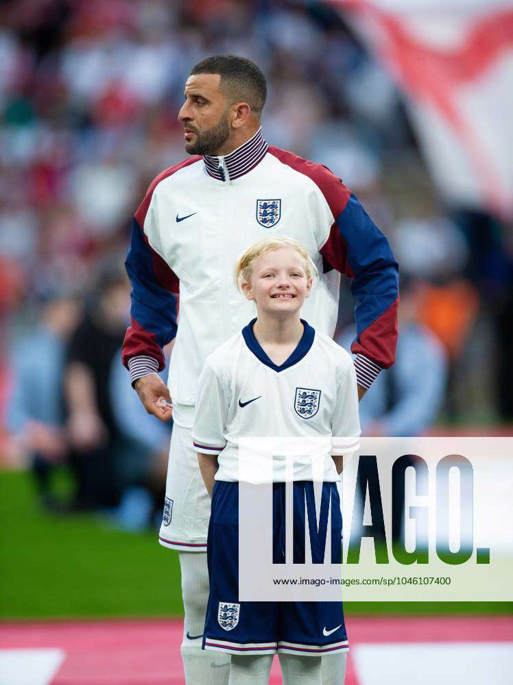 Kyle Walker of England with a match day mascot ahead of the International  Friendly, Länderspiel
