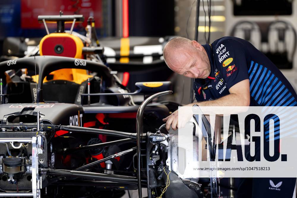 BUDAPEST - Engineers are working on the car of Max Verstappen (Red Bull ...