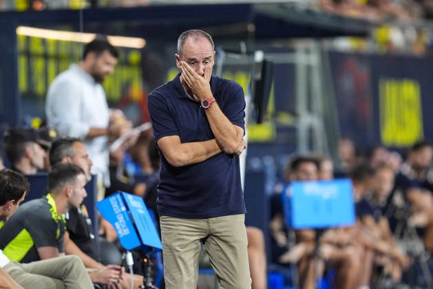 August 16, 2024, Cadiz, Cadiz, SPAIN: Victor Fernandez, head coach of Real Zaragoza, looks on