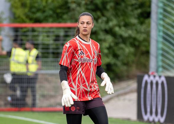 Maria Luisa Grohs goalkeeper, FC Bayern Muenchen Frauen, 22 fists a ...