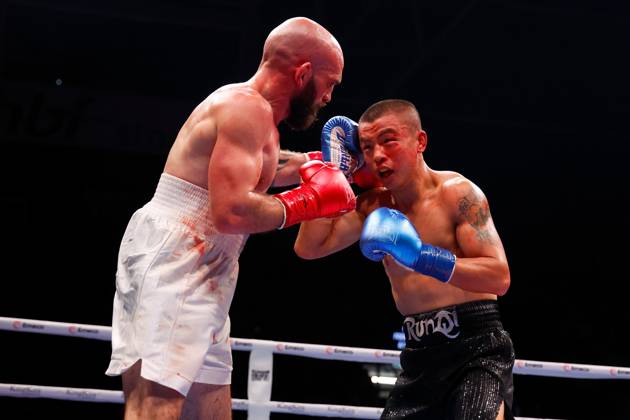 BOXING NIYOMTRONG WINWOOD, Richard Lockett of Australia fights Runqi ...