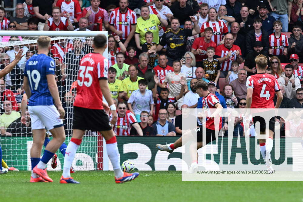 Southampton v Ipswich Town Premier League 21 09 2024. Tyler Dibling (33) of Southampton scores the