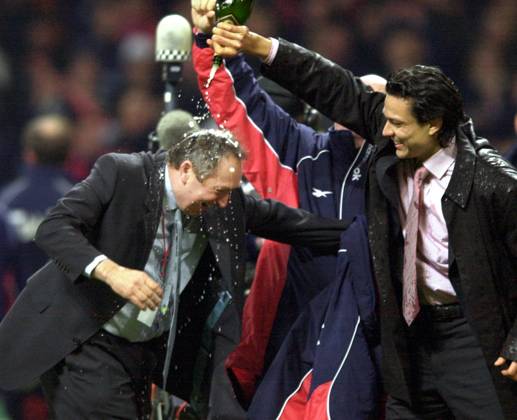 WORTHINGTON CUP FINAL 2001 BIRMINGHAM CITY V LIVERPOOL GERARD HOULLIER AND JARI LITMANEN CELEBRATE THEIR WIN WITH CHAMPAGNE IN THE WORTHINGTON CUP FINAL 2001 AT THE MILLENNIUM STADIUM Copyright: xDAVIDxASHDOWNx DMGTCHPDPICT000409469710