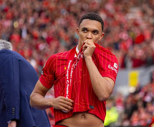 Football - FA Premier League - Liverpool FC v Crystal Palace FC LIVERPOOL, ENGLAND - Sunday, May 25, 2025: Liverpool s Trent Alexander-Arnold kisses the badge on his shirt, as the Reds celebrate being crowned Champions for the 20th time, during the FA Premier League match between Liverpool FC and Crystal Palace FC at Anfield. (Photo by David Rawcliffe Propaganda) LIVERPOOL Anfield MERSEYSIDE ENGLAND Copyright: xDavidxRawcliffex P2025-05-25-Liverpool_Crystal_Palace-136