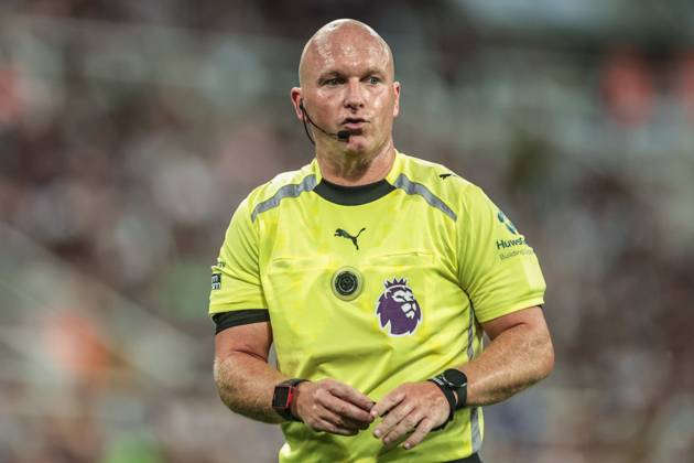 Premier League Newcastle United v Liverpool Referee Simon Hooper during the Premier League match Newcastle United vs Liverpool at St. James s Park, Newcastle, United Kingdom, 25th August 2025 (Photo by Mark Cosgrove News Images) Newcastle St. James s Park Tyne and Wear United Kingdom Copyright: xMarkxCosgrove NewsxImagesx