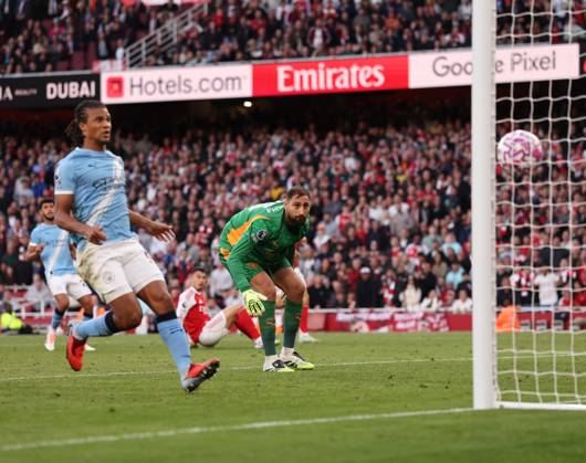 London, England, 21st September 2025. Gianluigi Donnarumma of Manchester City can only look on as he is neaten by a dink from Gabriel Martinelli of Arsenal during the Arsenal vs Manchester City Premier League match at the Emirates Stadium, London. Picture credit should read: David Klein Sportimage EDITORIAL USE ONLY. No use with unauthorised audio, video, data, fixture lists, club league logos or live services. Online in-match use limited to 120 images, no video emulation. No use in betting, games or single club league player publications. SPI_058_DK_Arsenal_Man_City SPI-4152-0059