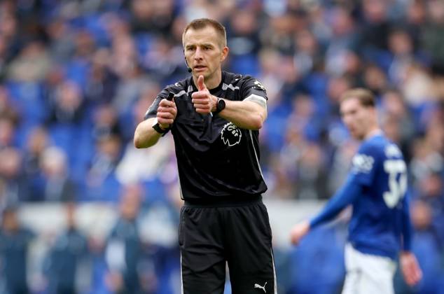 Everton v Crystal Palace - Premier League Referee Michael Salisbury during the Premier League match between Everton and Crystal Palace at Hill Dickinson Stadium on October 5, 2025 in Liverpool, England. Liverpool Hill Dickinson Stadium England United Kingdom  Copyright: xEdxSykes Sportsphoto APLx 14137626