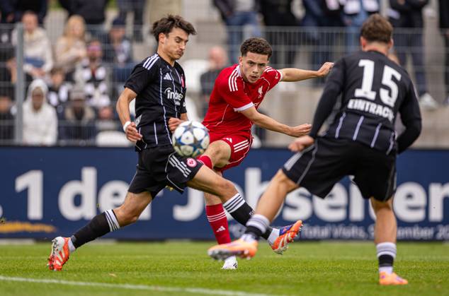 Football - UEFA Youth League - League Phase - Eintracht Frankfurt Under-19 s v Liverpool FC Under-19 s FRANKFURT, GERMANY - Wednesday, October 22, 2025: Liverpool s Kieran Morrison shoots during the UEFA Youth League match between Eintracht Frankfurt Under-19 s and Liverpool FC Under-19 s at Sportpark Dreieich. (Photo by David Rawcliffe Propaganda) FRANKFURT Sportpark Dreieich HESSE GERMANY  Copyright: xDavidxRawcliffex P2025-10-22-Liverpool_U19_Frankfurt_U19-15