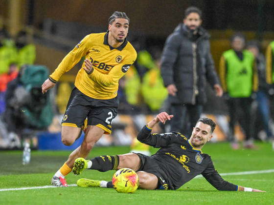 Wolverhampton Wanderers v Manchester United, ManU Premier League Ki-Jana Hoever of Wolverhampton Wanderers and Noussair Mazraoui of Manchester United during the Premier League match at Molineux, Wolverhampton 08 12 2025 UK Newspapers OUT Copyright: xKarlxVallantinex FIL-22611-0070