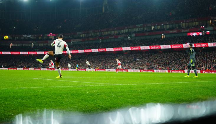 Virgil van Dijk of Liverpool takes a goal kick as goalkeeper Alisson Becker looks on Arsenal v Liverpool, Premier League, Football, Emirates Stadium, London, UK - 08 Jan 2026London Emirates Stadium United Kingdom EDITORIAL USE ONLY No use with unauthorised audio, video, data, fixture lists, club league logos or live services. Online in-match use limited to 120 images, no video emulation. No use in betting, games or single club league player publications.  Copyright: xJavierxGarcia Shutterstockx 16232941s
