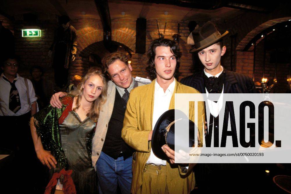 Frank Waldecker (2.v.l.), Besitzer des DreiGroschenKeller und die