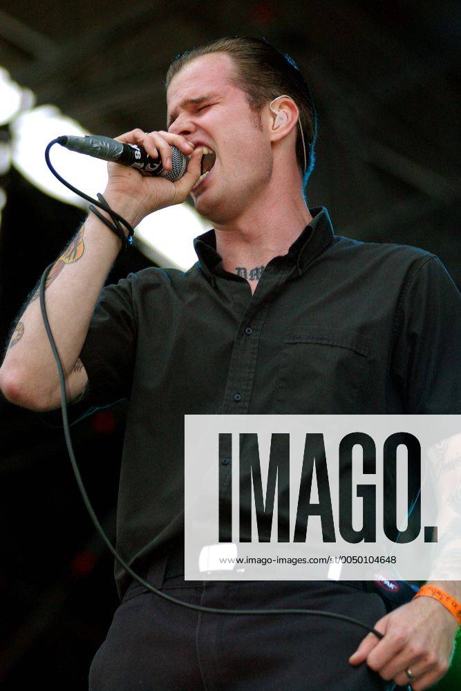 Al Barr, lead singer for the Dropkick Murphys, singing for a stadium full  of fans at Fenway Park, Boston Stock Photo - Alamy