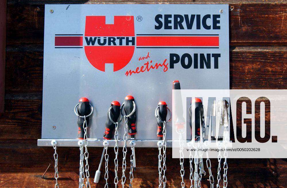 Angekettete Würth-Werkzeuge am Service-Point im Skigebiet