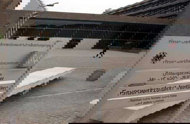 Hinweisschild vor dem Presse und Informationsamt der Bundesregierung in